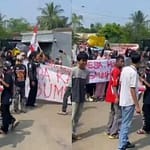 Ratusan-warga-Cileles-Lebak-menggelar-aksi